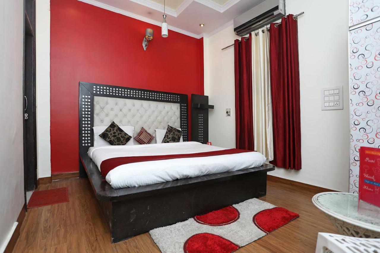 Oyo Stay The Castle Near M2K Cinemas Rohini Nova Deli Exterior foto